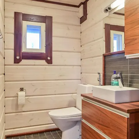 Rukan Tunturihuvilat, Ilves - Lakefront Villa With Private Beach, Sauna & Hot Tub Chalet *